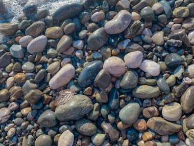 Sahilde çakıl taşları, arka plan olarak, doğa serisi.