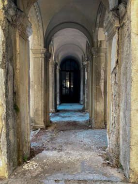 Eski bir kilisenin avlusundaki eski kemerler