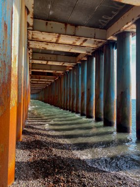 Karadeniz 'de terk edilmiş bir rıhtım. Rusya, Soçi..