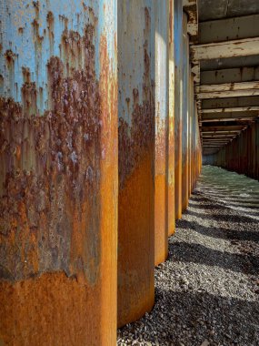 Terk edilmiş paslı metal yapı. Sanayi geçmişi