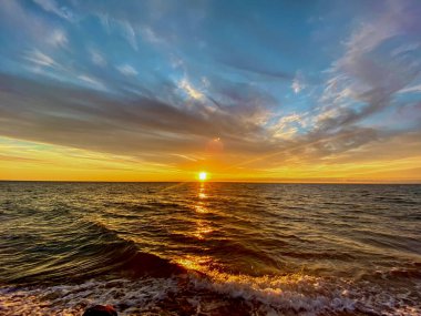 Denizin üzerinde güzel bir gün batımı. 