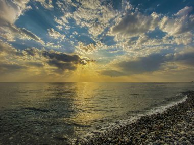 Denizin üzerinde güzel bir gün batımı. Karadeniz 'de Günbatımı.
