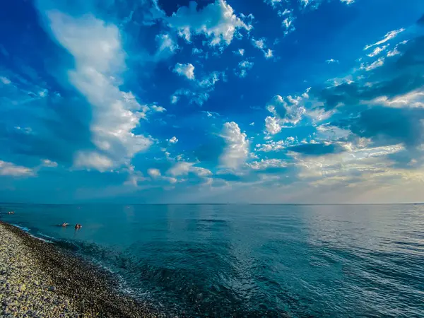 Mavi gökyüzü ve bulutları olan güzel bir deniz manzarası. Doğa bileşimi.