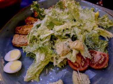 Bir restoranda tabakta Sezar salatası, yakın plan.