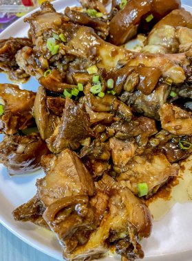 Tabakta servis edilen tatlı ve ekşi soslu domuz pirzolası.