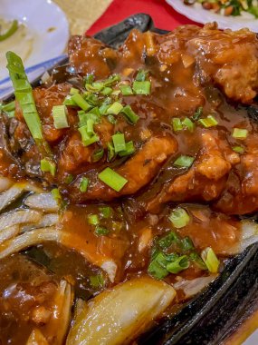 Japon usulü ızgara domuz eti ve sebzeli ekşi sos.