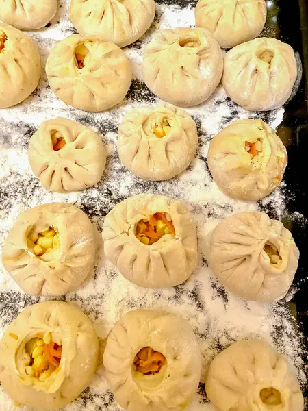 Buuzi et ve hamurdan yapılmış geleneksel bir Buryat yemeğidir.