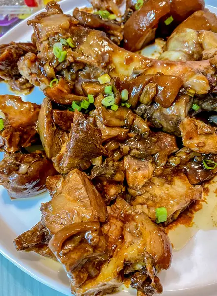 Tabakta servis edilen tatlı ve ekşi soslu domuz pirzolası.