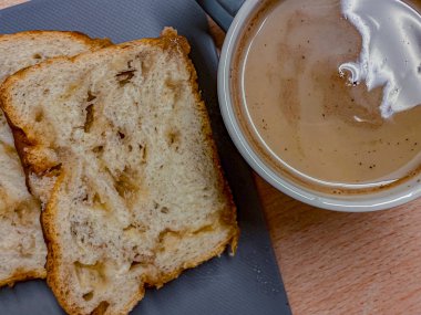 Kek parçaları ve ahşap bir masada bir fincan kahve..