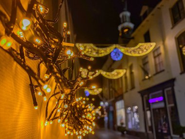 Gece sokaklarında Noel ışıkları,