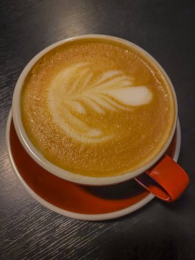 Ahşap masa arkasında kahve fincanı..