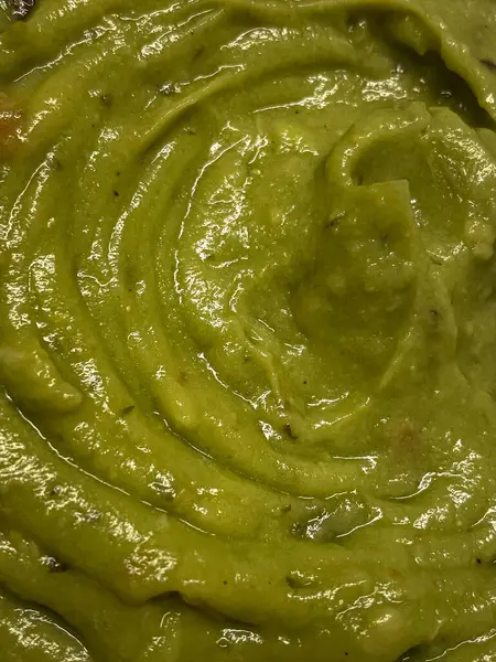 Pesto soslu bir kase guacamole yakın çekim