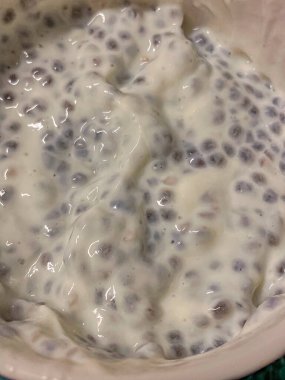 Bir kasede Chia tohumu pudingi, yakın plan fotoğraf.