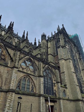 Gotik tarzda bir Avrupa şehrinde güzel bir katedral