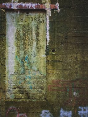 Eski bir yosunlu duvar. Grunge-style arkaplanının dokusu.