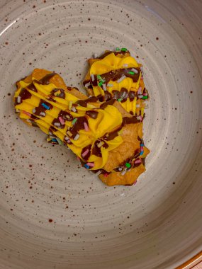 Kekler tabakta kalp şeklinde..