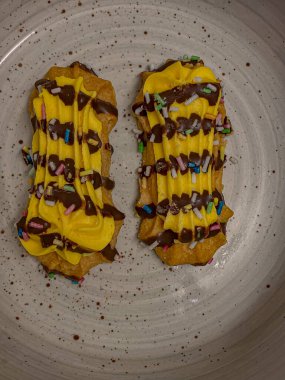 Çikolata ve çikolata kaplı kremalı ekler.