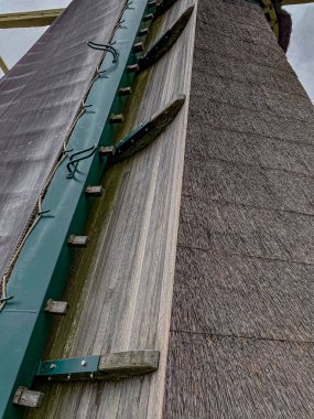 Değirmenin sazdan yapılmış çatısı ve yakın plan bıçağı.