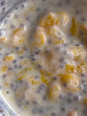 Chia tohumlu puding ve çarkıfelek meyvesi, yakın çekim.