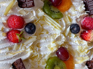 Meyveli kremalı pasta. Üst Manzara. Düz yatıyordu.