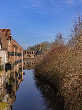 Güneşli bir kış gününde Nederland şehrinde bir kanal