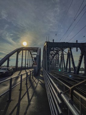 Nehrin üzerindeki köprü Batan güneşin ışınlarıyla.