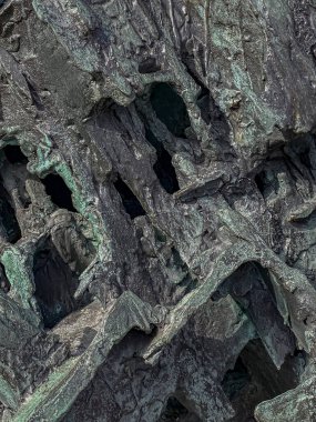 Eski bir kayanın yüzeyinin yakın görüntüsü.