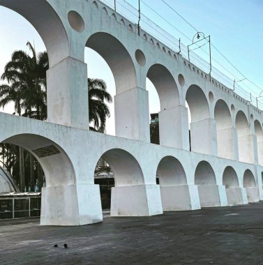 Arcos da Lapa, Rio de Janeiro, Rio de Janeiro 'nun kalbinde yer alan Arcos da Lapa, Lapa' nın Lapa semtinde hem ziyaretçileri hem de yerlileri çarpıcı mimarisi ve tarihi önemiyle büyüleyen ikonik bir simgedir. (2022)).