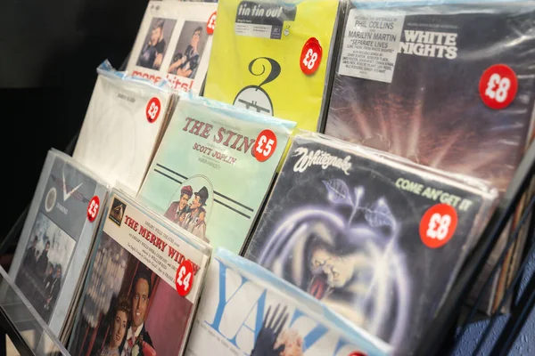 Edinburgh, Birleşik Krallık - 28 Ağustos 2023: Vinil plakların bir vintage mağazasında satışa sunulduğu yakın plan fotoğrafı.