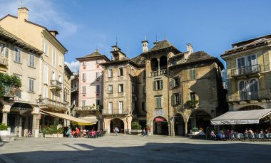 Domodossala sınır kasabasında bir sürü ortaçağ binası bulunan 