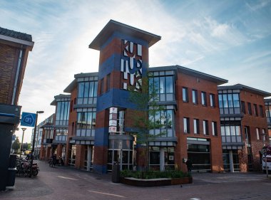 Raalte, Hollanda - 21 Temmuz 2023: Kulturhus yerel sanat ve kültür evidir..