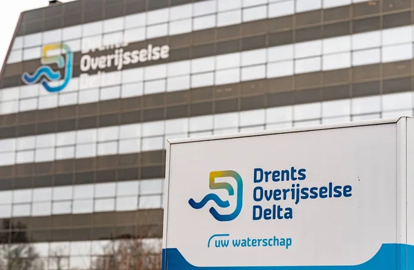 Zwolle, Hollanda - 17 Şubat 2023: Hollanda 'nın Drenthe ve Overijssel illeri için yerel su işletmeleri hükümetinin logosunu gösteren imza ve headofof. 