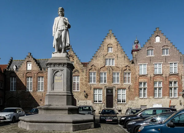 Brugge, Belçika - 15 Mart 2012: 'woensdagmarkt' meydanında, hayatının son dönemini şehirde geçiren 15. yüzyıl ressamı Hans Memling 'in heykeli bulunuyor. Hendrik Pickery tarafından yapılmış ve 1871 'de oraya yerleştirilmiş..