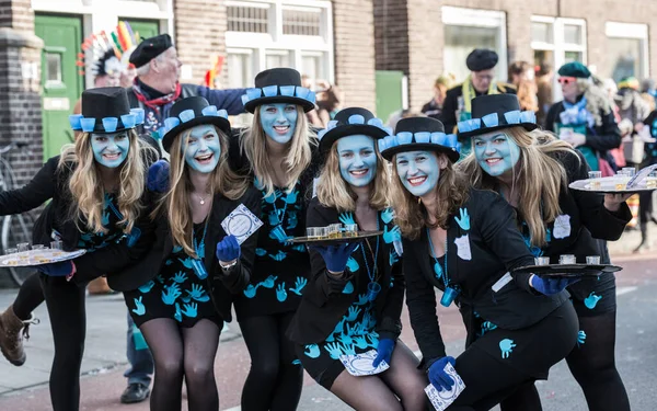 Zwolle, Hollanda - 15 Şubat 2015: Garson 'Karnaval' tarzı giyinmiş altı genç kadından oluşan bir grup.