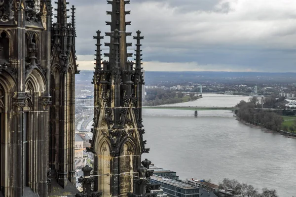 Bu turistik zirvenin kulesine tırmanmak Alman şehri Köln ve Ren nehri üzerinde çarpıcı bir manzara sağlayacak..