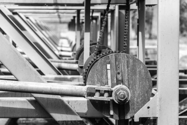 Hollandalıların su döngüsündeki bir dalga makinesinin siyah ve beyaz detaylı görüntüleri. Küçük ölçekte test edilen Deltaworks gibi su tesislerinin yapıldığı bir yer.