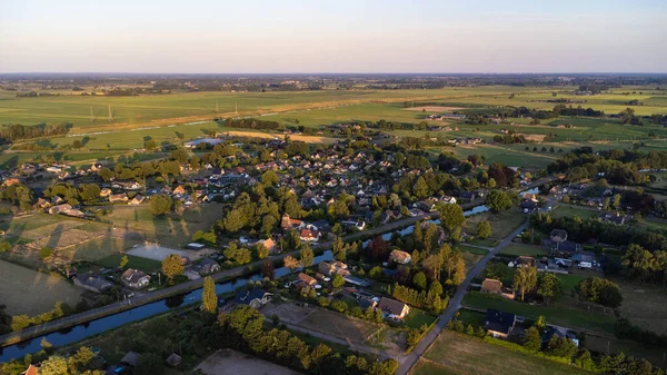 Hollanda köyü Wapenveld 'in günbatımı fotoğrafı.