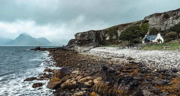 Skye Adası 'nın güneybatısındaki Elgol plajı kayalıkların, okyanusun ve tepelerin üzerinde çarpıcı bir manzara sağlar..
