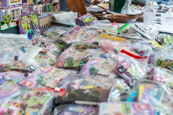 Hatem, Hollanda - 2 Eylül 2023: Lego setleri içeren plastik torbalar yıllık fleamarket pazarında satıldı.