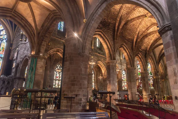 Edinburgh, Birleşik Krallık - 28 Ağustos 2023: Eski şehir merkezindeki Royal Mile 'da yer alan güzel St. Giles Katedrali.
