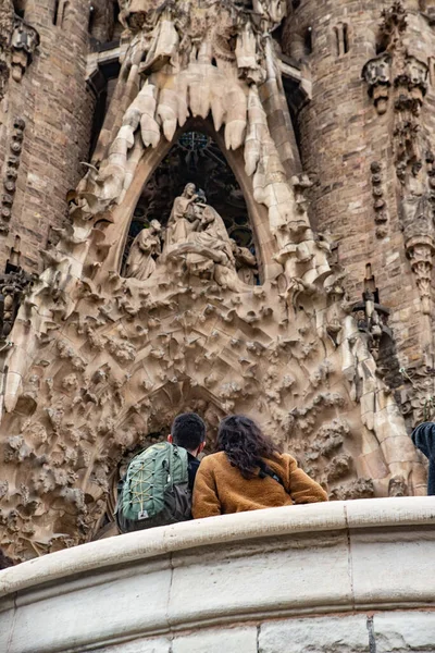 Barselona, İspanya - 22 Aralık 2006: Günlük trafik, La Pedrera olarak da bilinen Casa Mil 'e girmek için bekleyen bir kalabalığın yanından geçiyor. Antoni Gaudi tarafından ünlü bir şekilde tasarlanan bina, Barcelona 'nın en önemli şehirlerinden biridir..