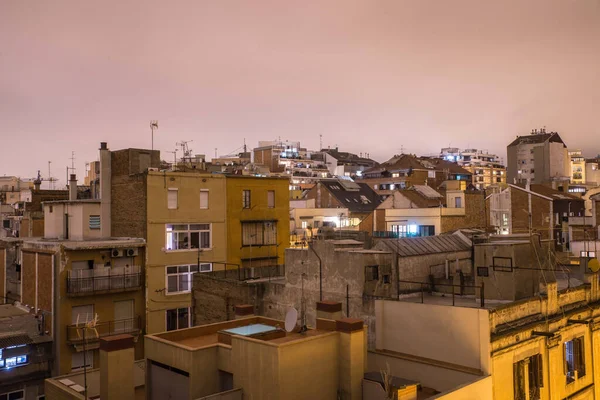 Barselona, İspanya - 12 Ekim 2015: Şehrin yerleşim bölgesi Gracia 'ya gece çöktü.