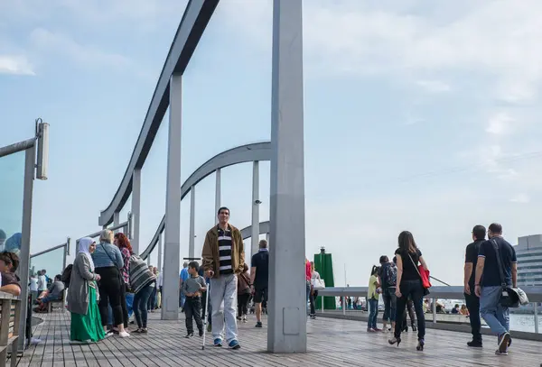 Barselona, İspanya - 11 Ekim 2015: Güneşli bir sonbahar gününde insanlar Barcelona Marina 'da geziniyor.