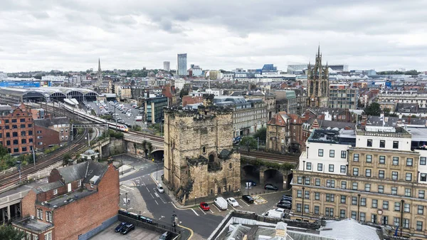 Newcastle on Tyne, İngiltere - 30 Ağustos 2023 Newcastle Kalesi gökyüzünde görüldü.