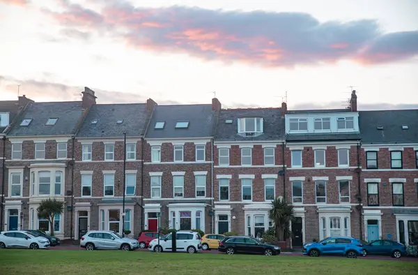 Tynemouth, Birleşik Krallık - 29 Ağustos 2023: güneş Percy Park yerleşim bölgesinde bir yaz günü batar.