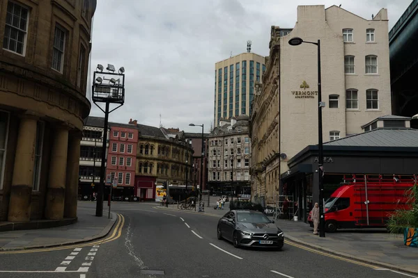 Newcastle on Tyne, İngiltere - 30 Ağustos 2023 Sandhill caddesinin kesiştiği noktada günlük sahne.
