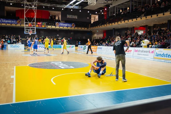 Zwolle, Hollanda - 24 Ocak 2016 - BS Weert oyuncusu Thomas Dreesen hayal kırıklığı içinde oturuyor. Landstede milli takımı, maçın bitmesine 26 saniye kala toparlanmaya başladı. Maçın bitmesine 46 saniye kaldı..