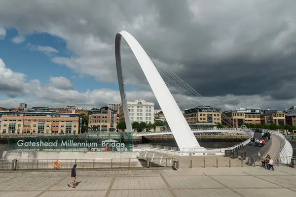 Newcastle on Tyne, İngiltere - 30 Ağustos 2023 Gateshead Millenium Köprüsü 'nün önünde tek bir kişi nehri geçmek için yürür..