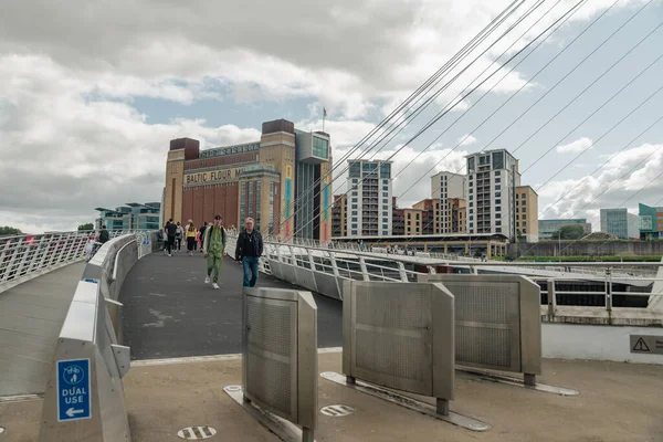 Newcastle Tyne Reino Unido Agosto 2023 Commuters Crossing River Tyne —  Fotos de Stock