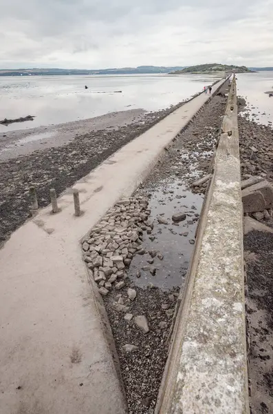 Edinburgh, Birleşik Krallık - 26 Ağustos 2023 Forth Firth 'un gelgiti düşük olduğunda Cramond Adası' na bu geçit yoluyla Silverknow 'dan ulaşılabilir..